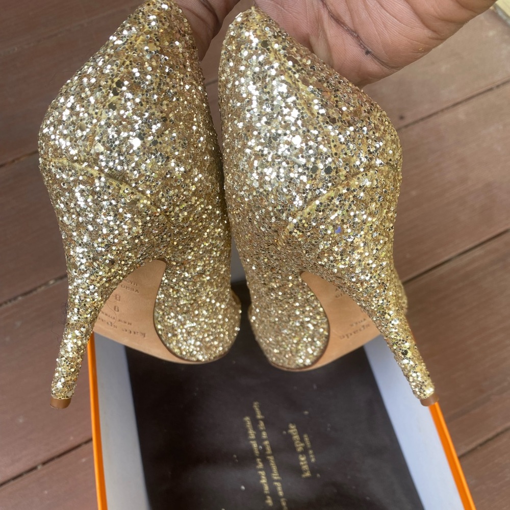 Kate Spade NY Licorice too gold/glitter old gold metalli